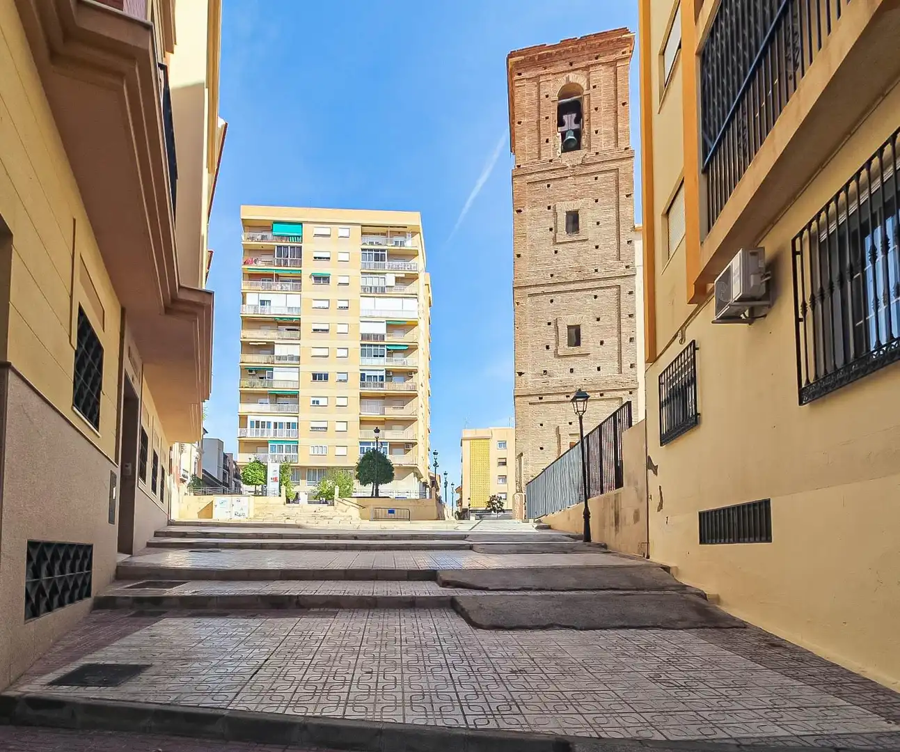 Vista exterior de Casa o xalet en venda en Motril amb Traster i Balcó
