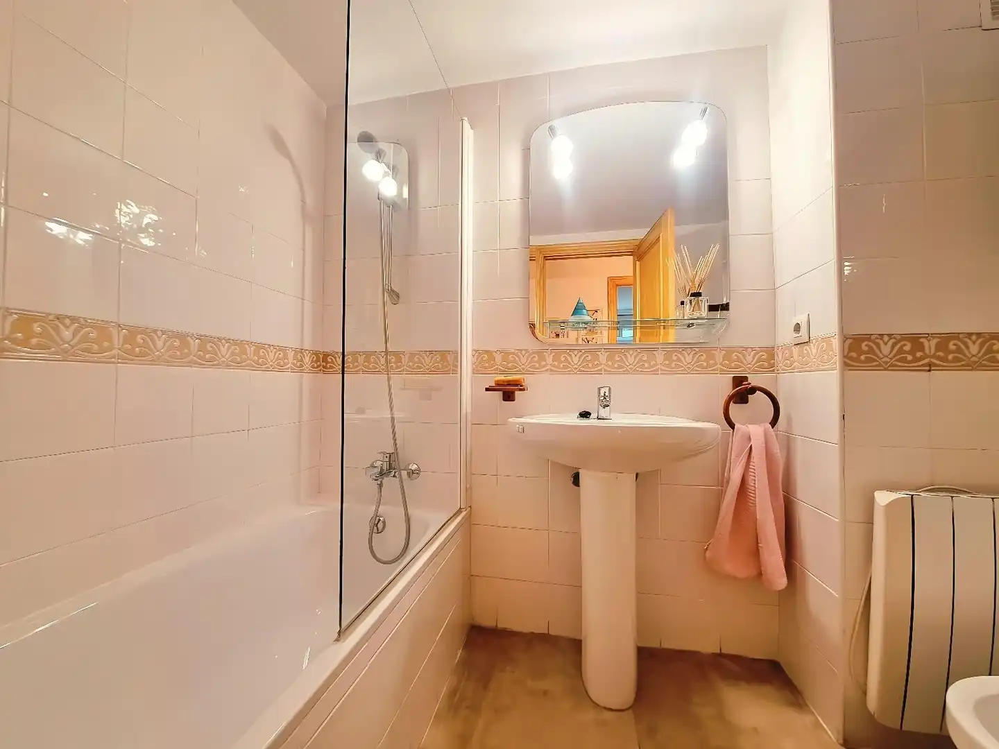 Badezimmer von Erdgeschoss zum Verkauf in Calvià mit Privatgarten, Parkett und Terrasse