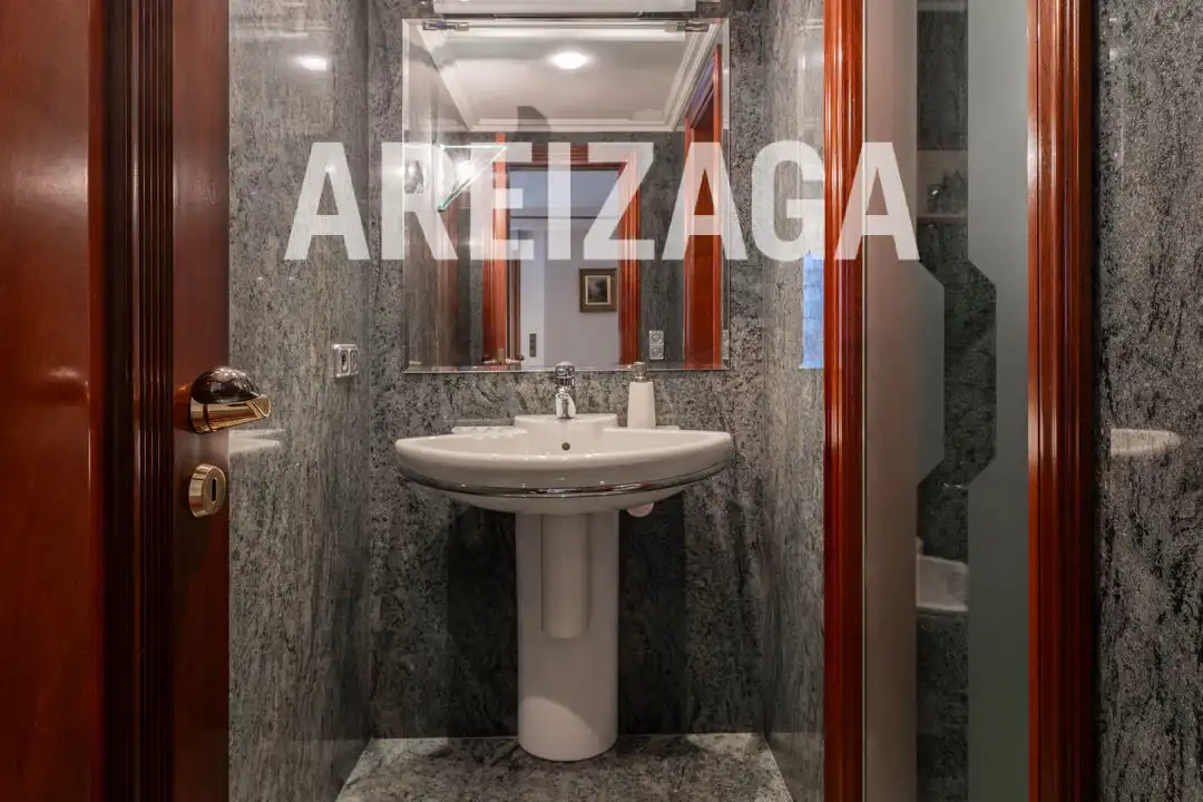 Bany de Casa o xalet en venda en Donostia - San Sebastián  amb Aire condicionat, Calefacció i Terrassa
