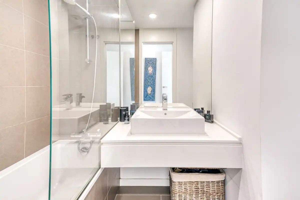 Badezimmer von Dachboden zum Verkauf in Estepona mit Klimaanlage, Terrasse und Abstellraum