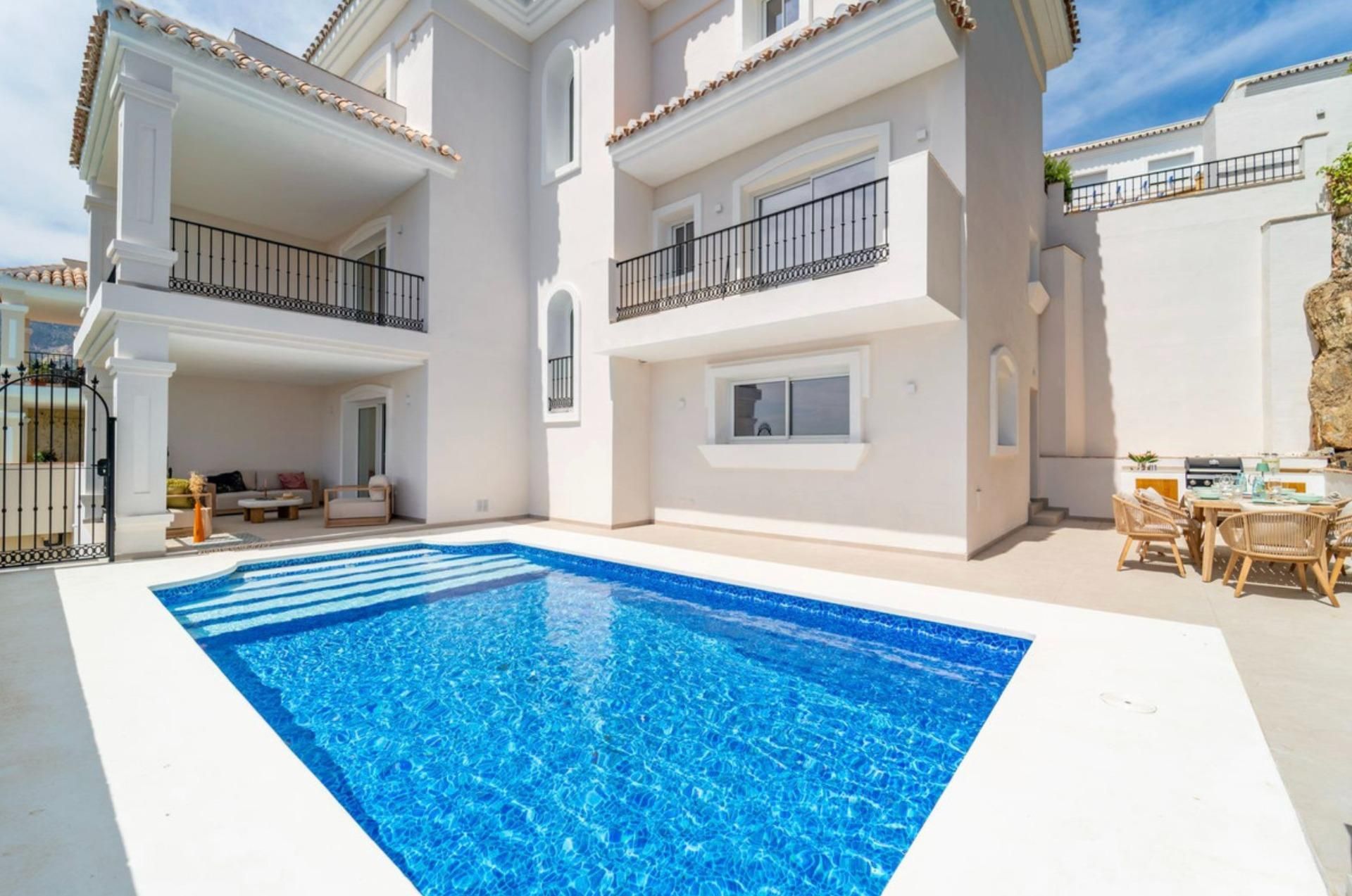 Exterior view of House or chalet for sale in Fuengirola  with Air Conditioner, Heating and Private garden