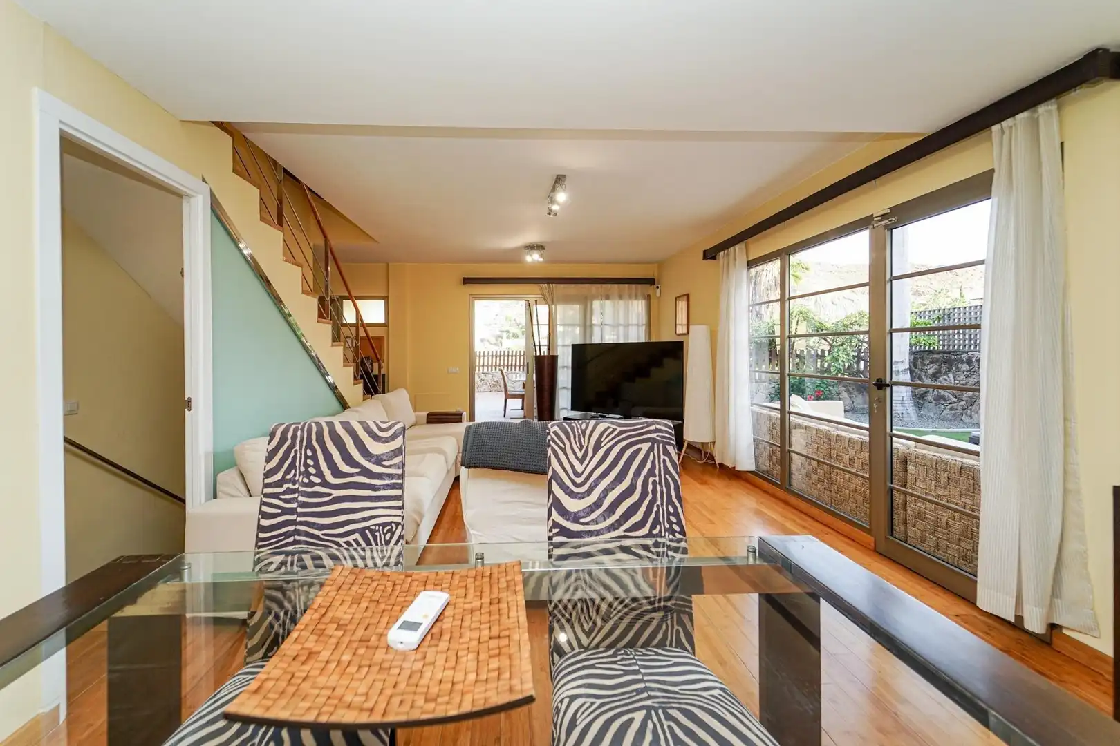 Sala d'estar de Casa o xalet en venda en Mogán amb Aire condicionat, Jardí privat i Terrassa