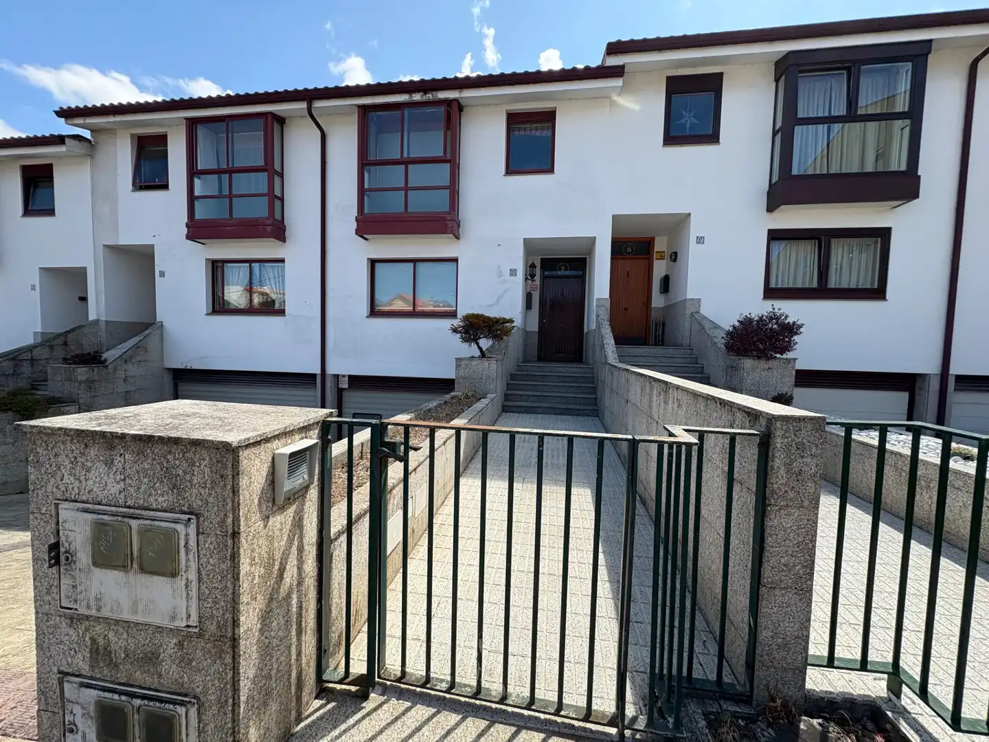 Vista exterior de Casa adosada en venta en Culleredo con Calefacción, Jardín privado y Parquet