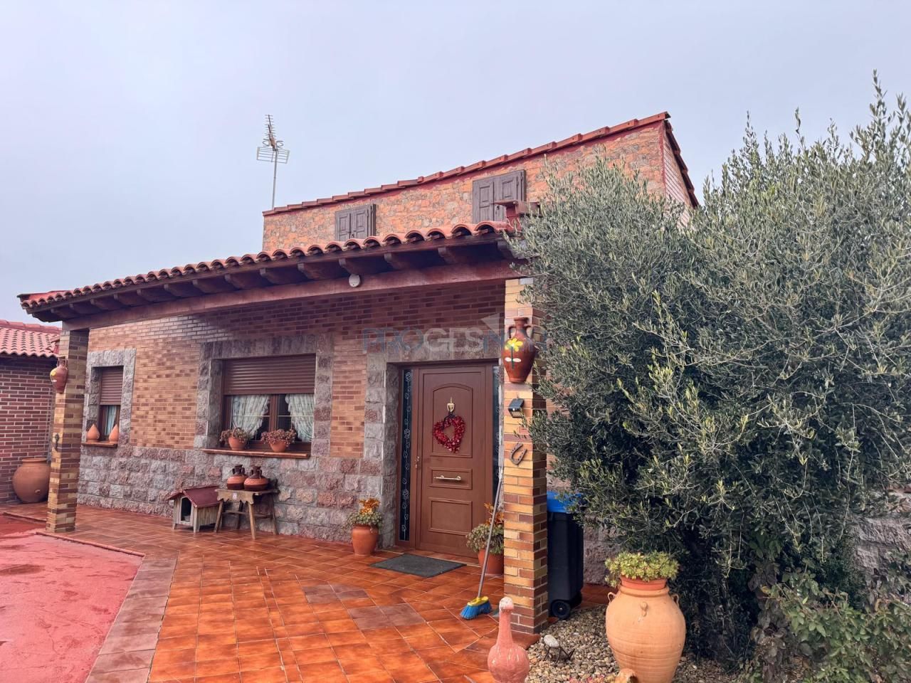 Vista exterior de Casa o chalet en venta en Onzonilla con Calefacción y Jardín privado