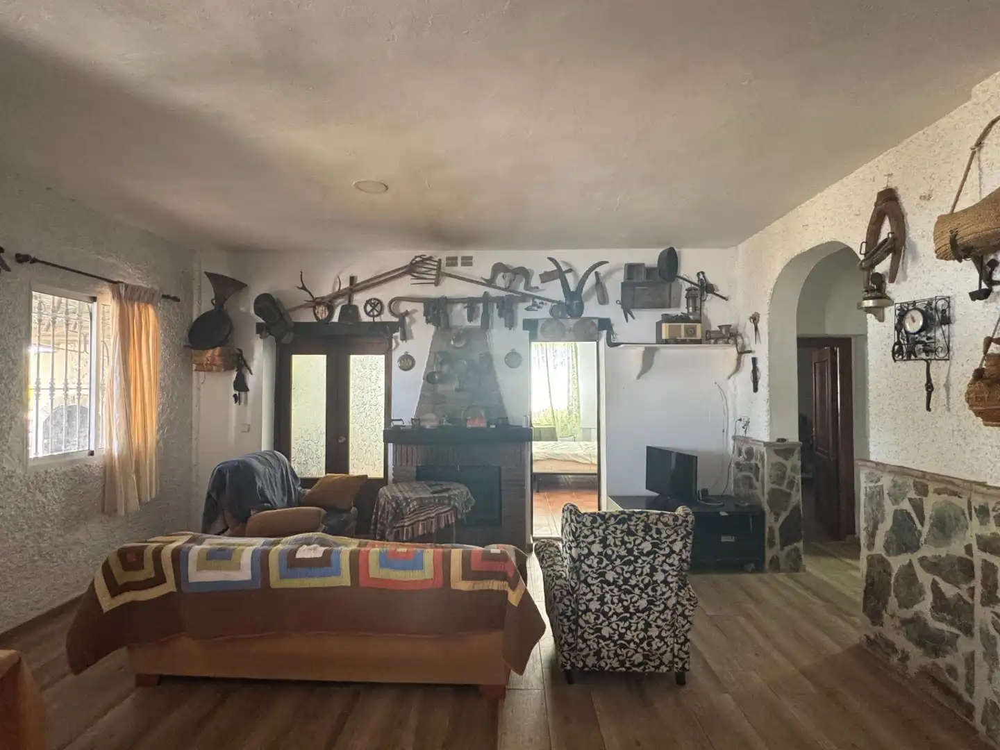 Sala de estar de Finca rústica en venta en Ardales con Jardín privado y Terraza