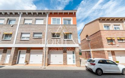 Vista exterior de Casa adosada en venda en Reus amb Terrassa i Balcó