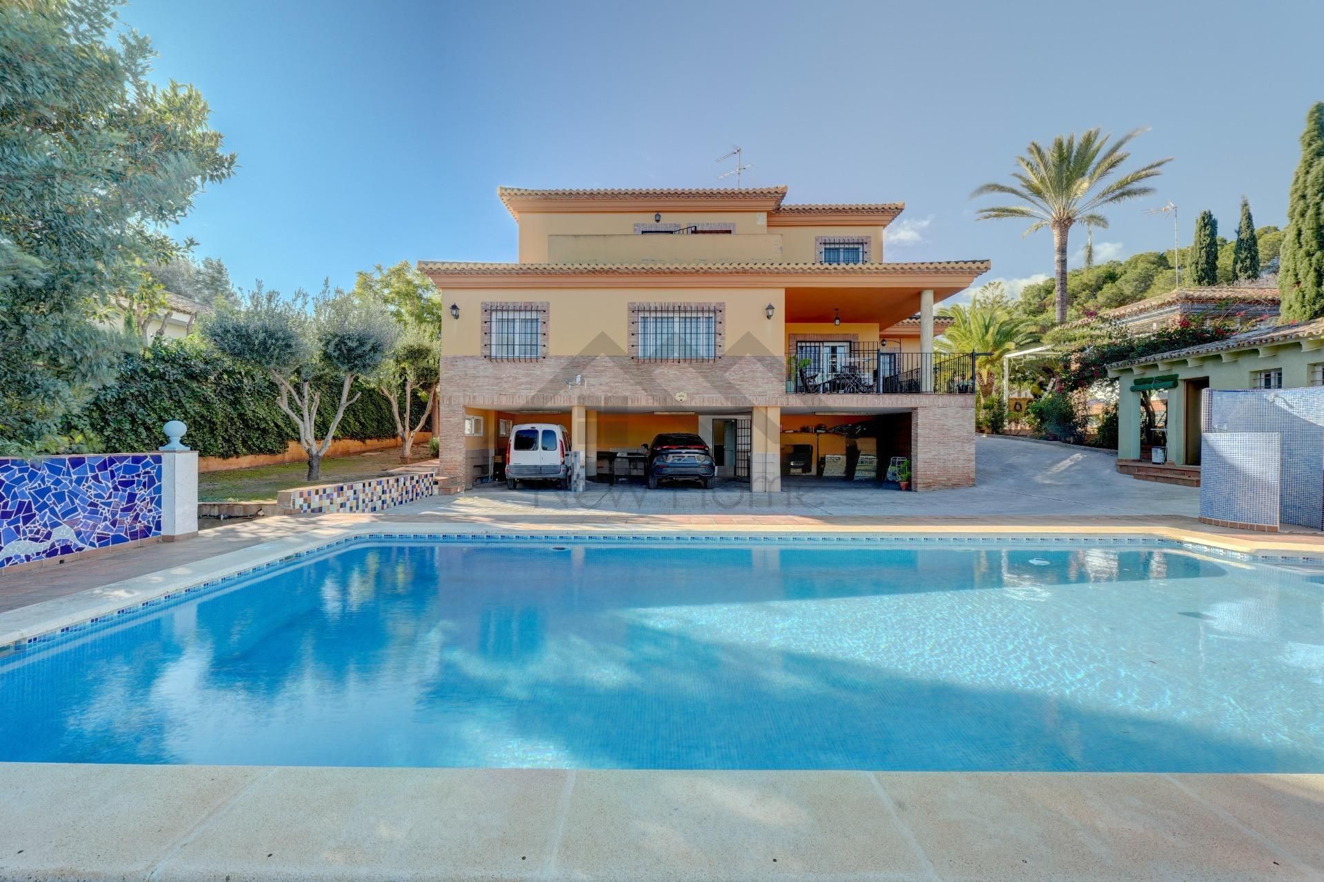 Vista exterior de Casa o xalet en venda en La Pobla de Vallbona amb Aire condicionat, Jardí privat i Traster