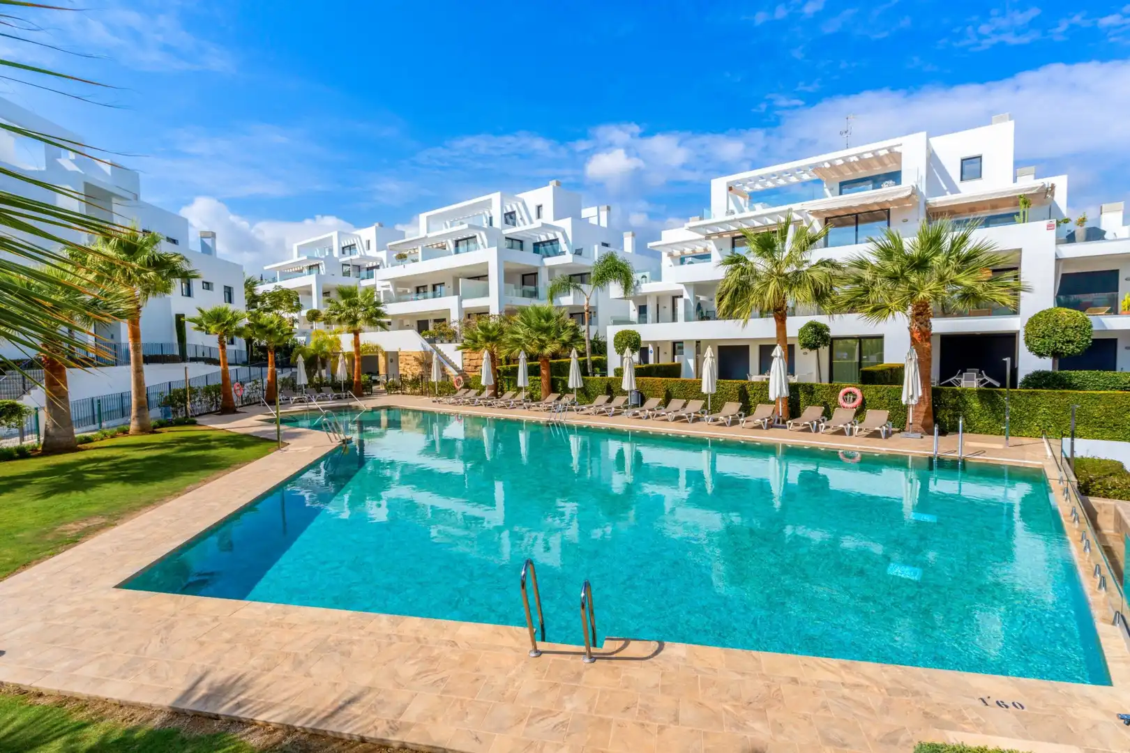 Außenansicht von Wohnungen zum Verkauf in Estepona mit Klimaanlage, Terrasse und Schwimmbad