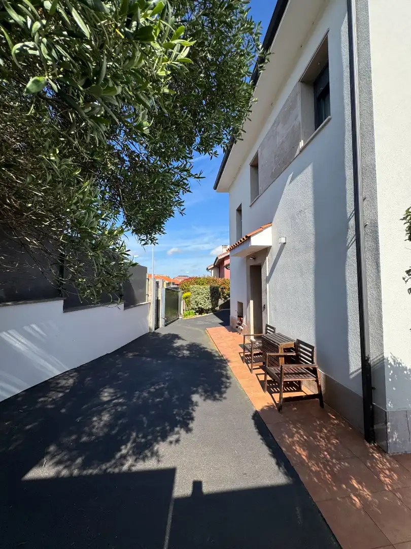 Vista exterior de Casa o xalet en venda en Avilés amb Calefacció, Jardí privat i Parquet