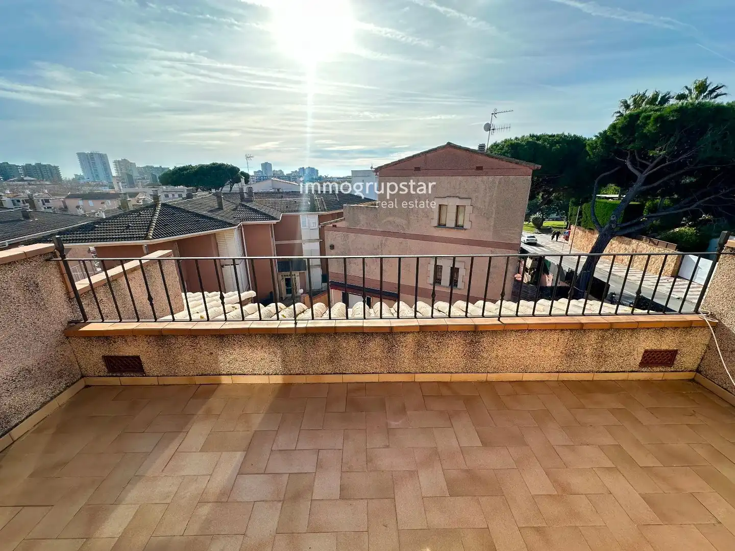 Terrasse von Einfamilien-Reihenhaus zum Verkauf in Castell d'Aro, Platja d'Aro i s'Agaró mit Heizung, Privatgarten und Terrasse