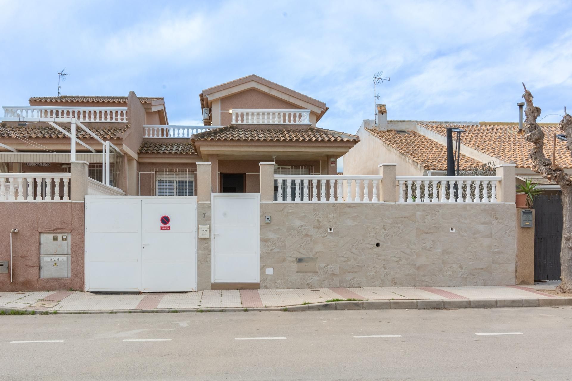 Vista exterior de Casa o xalet en venda en Los Alcázares amb Aire condicionat, Jardí privat i Terrassa
