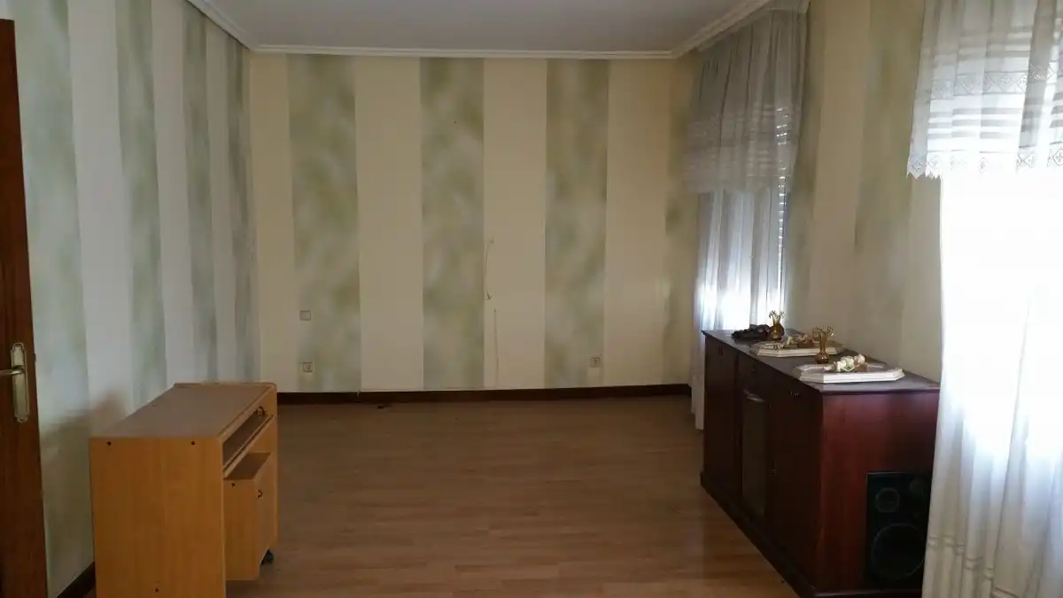 Sala d'estar de Casa o xalet en venda en Miranda de Ebro amb Traster