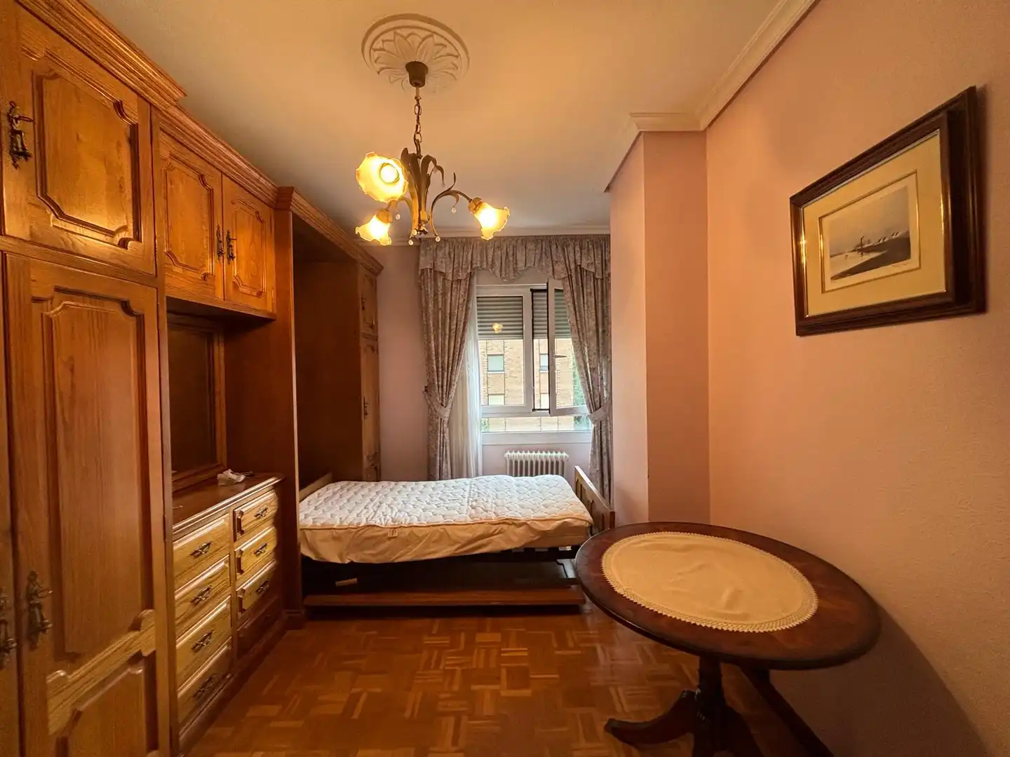 Habitación de Piso de alquiler en  Pamplona / Iruña con Calefacción, Parquet y Amueblado