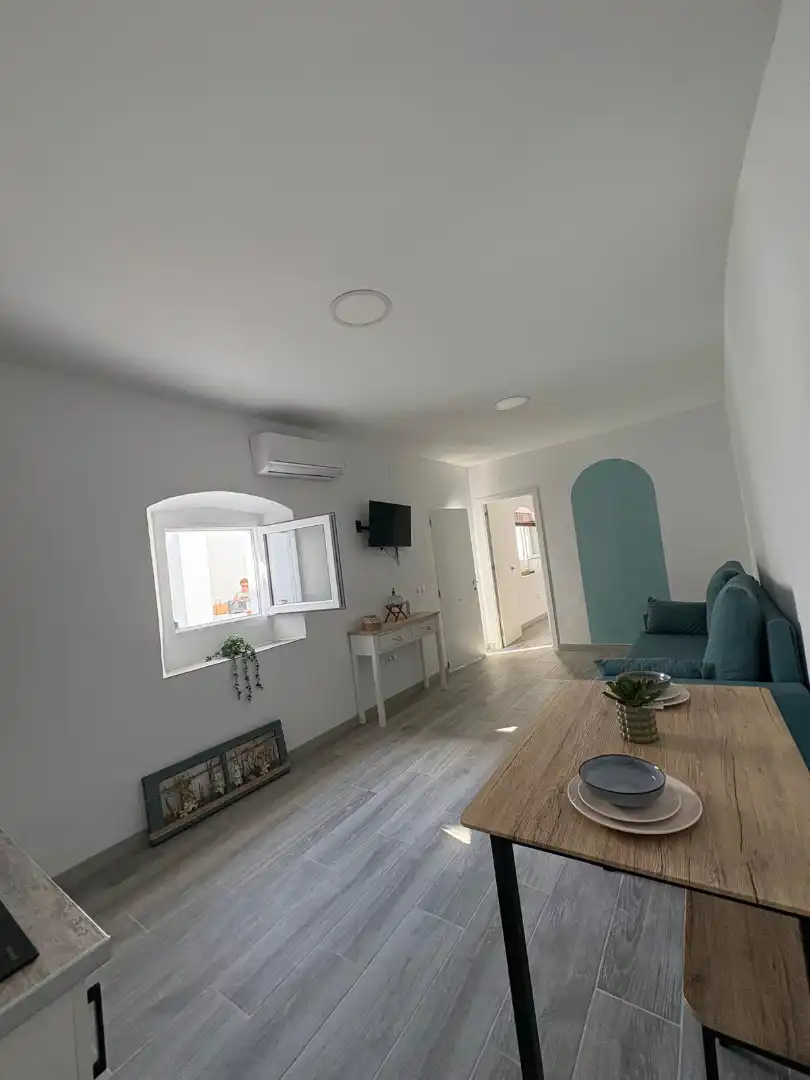 Sala d'estar de Casa adosada en venda en Carmona amb Aire condicionat, Terrassa i Moblat