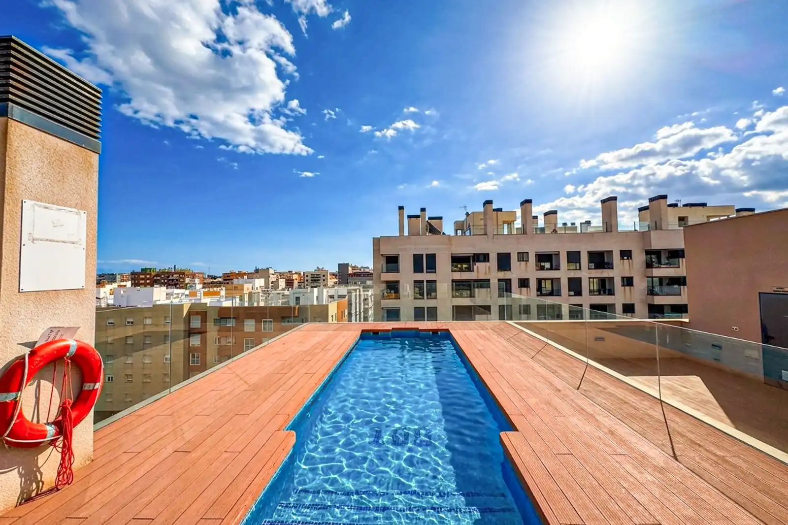 Piscina de Pis en venda en Almería amb Aire condicionat, Calefacció i Terrassa