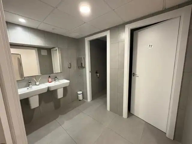 Bany de Oficina en venda en Madrid amb Aire condicionat, Calefacció i Terrassa