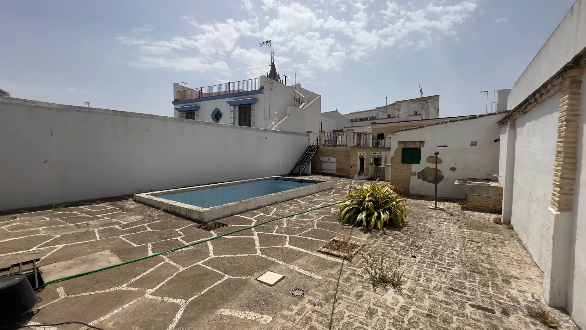 Vista exterior de Casa o xalet en venda en Umbrete amb Terrassa, Traster i Piscina