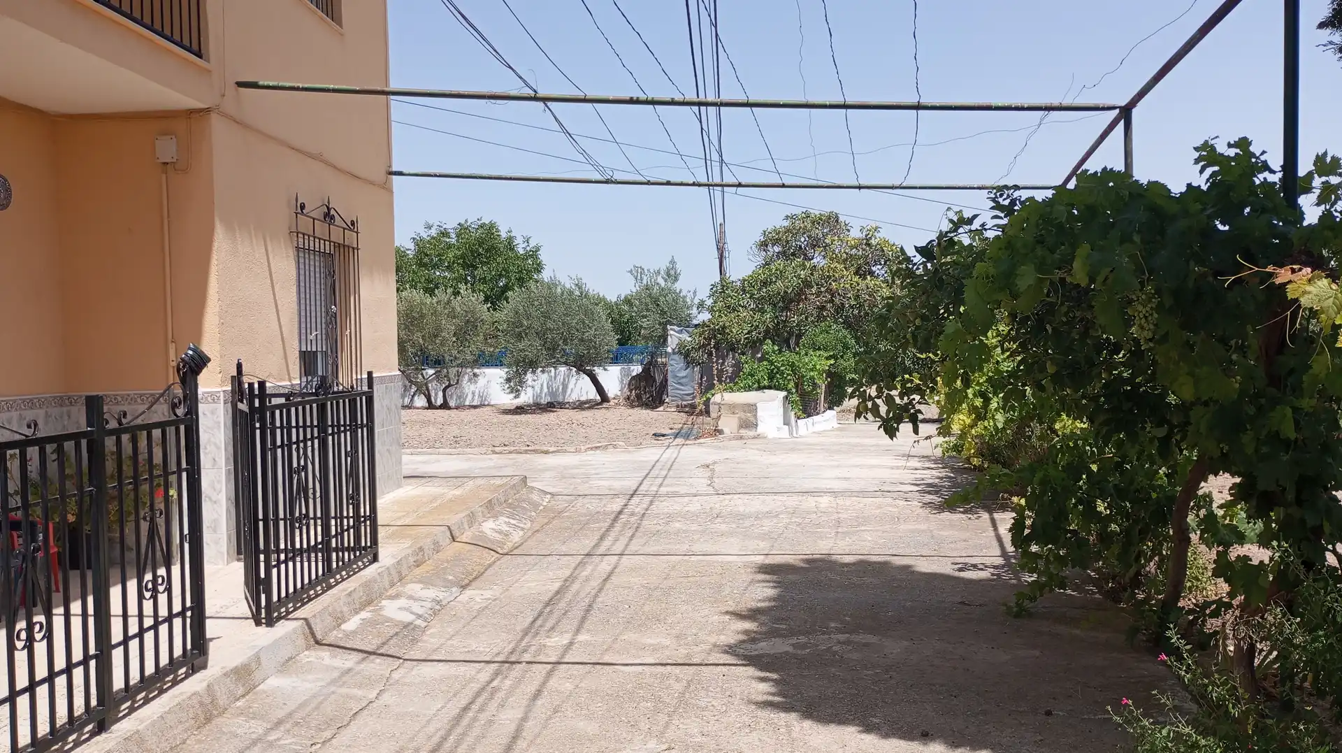 Vista exterior de Casa o xalet en venda en Baza amb Moblat