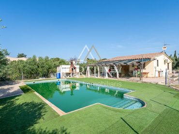 House with pool for sale in Riudoms