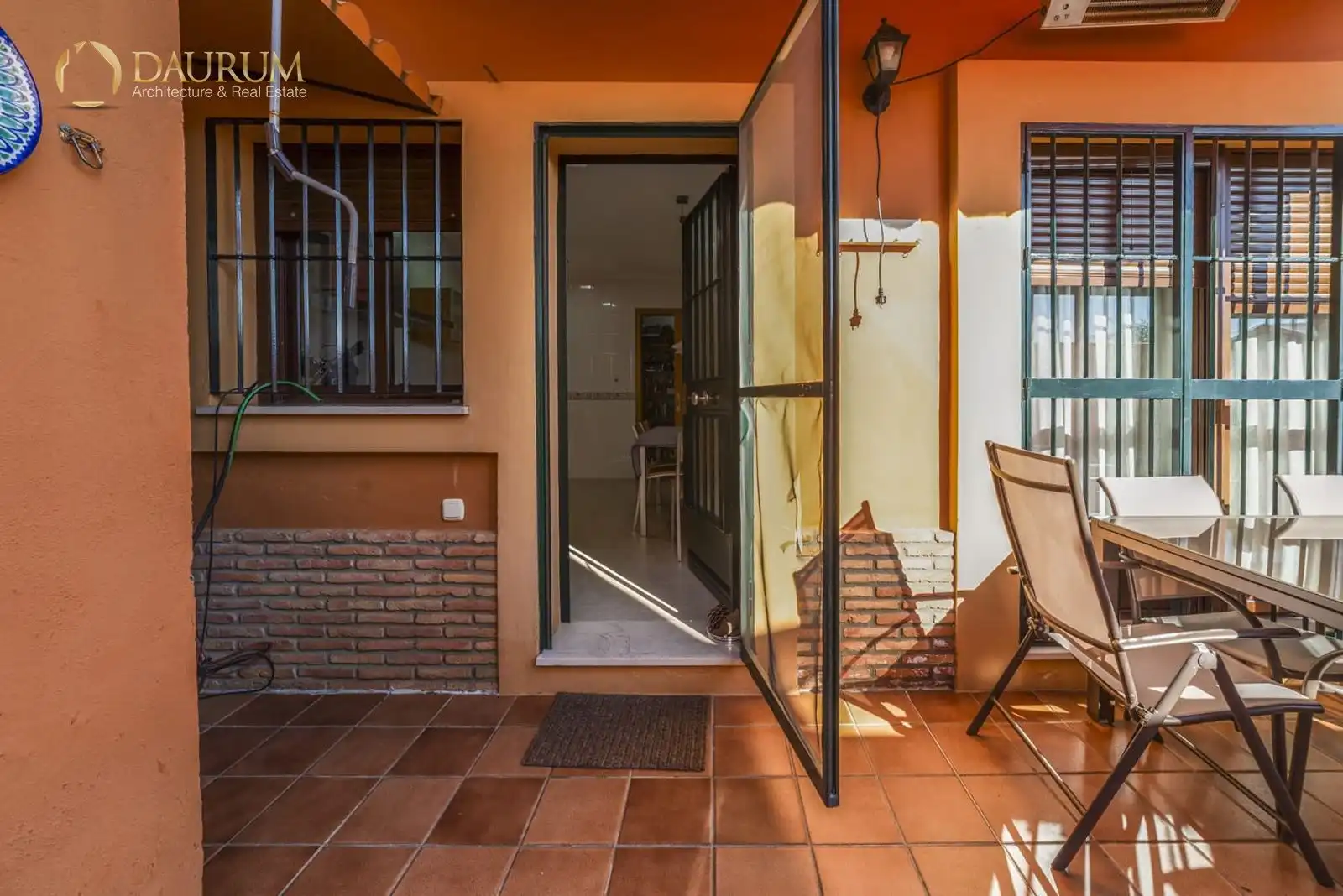 Vista exterior de Casa adosada en venda en La Rinconada amb Aire condicionat, Calefacció i Jardí privat