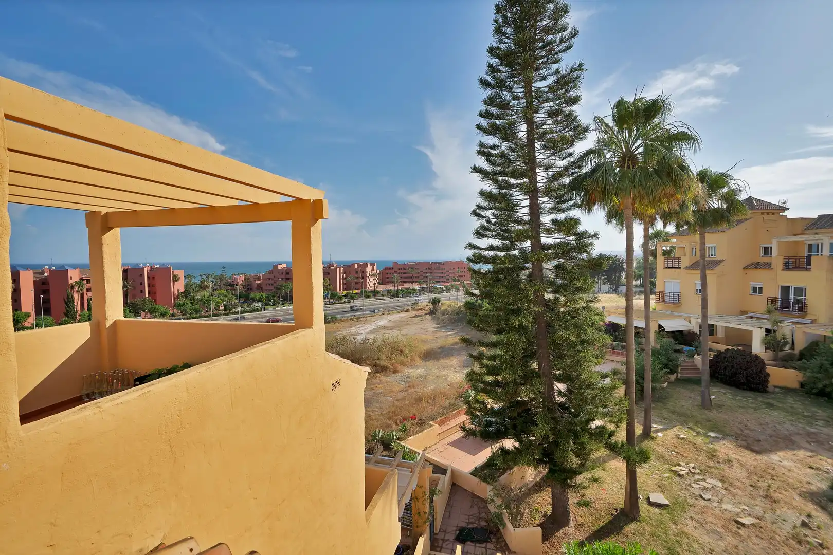 Vista exterior de Casa adosada en venta en Estepona con Aire acondicionado, Calefacción y Jardín privado