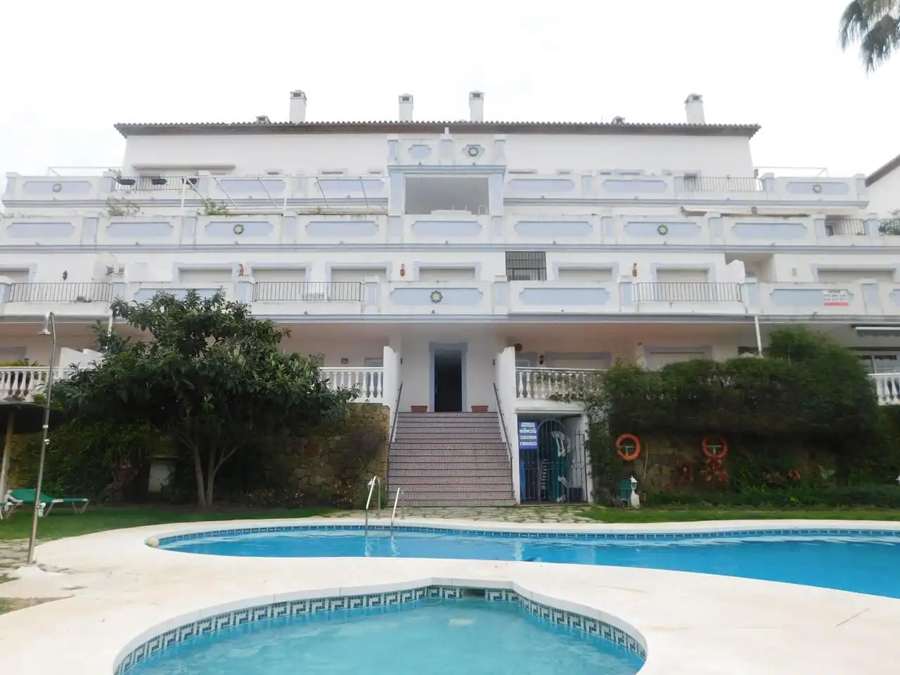 Vista exterior de Dúplex en venta en Marbella con Calefacción, Terraza y Piscina comunitaria