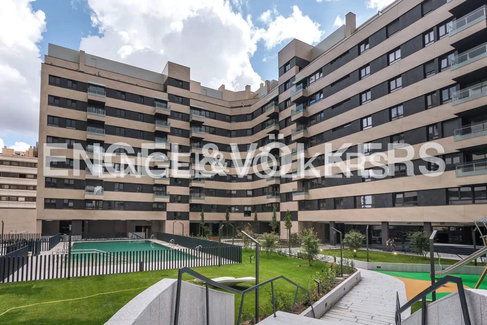 Vista exterior de Àtic de lloguer en Madrid amb Aire condicionat, Calefacció i Jardí privat