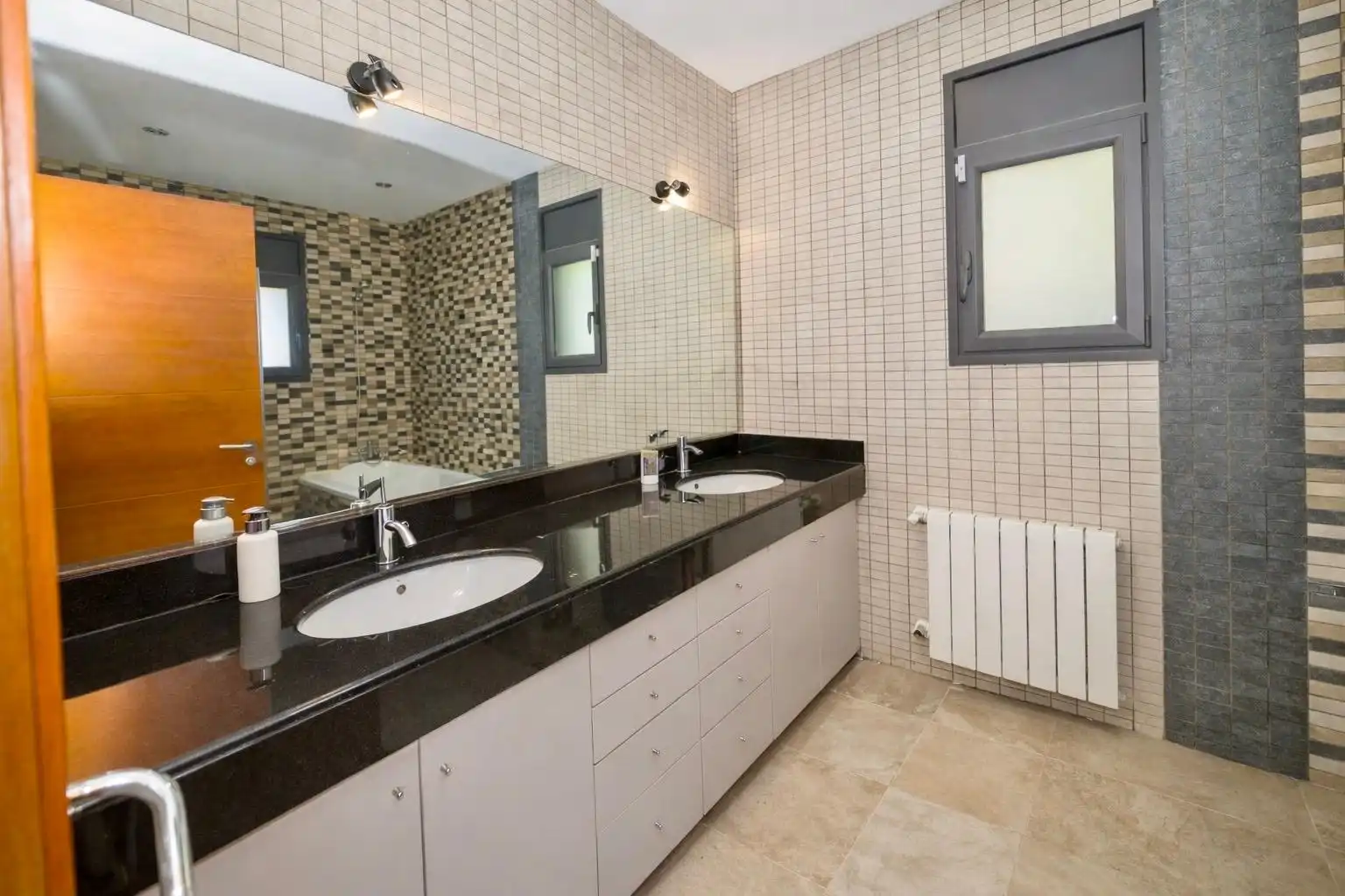 Bany de Casa o xalet en venda en Torroella de Fluvià amb Aire condicionat, Calefacció i Jardí privat