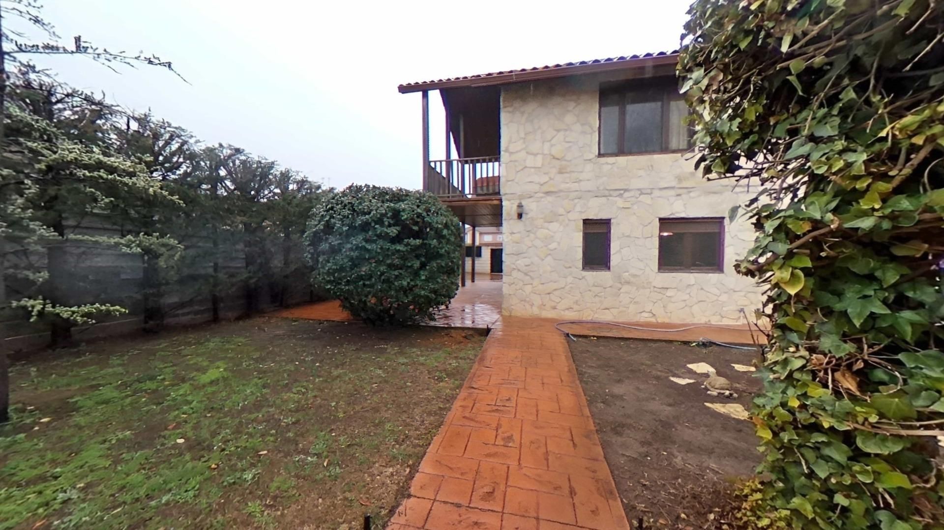 Vista exterior de Casa o xalet en venda en Torrejón del Rey amb Calefacció, Jardí privat i Terrassa