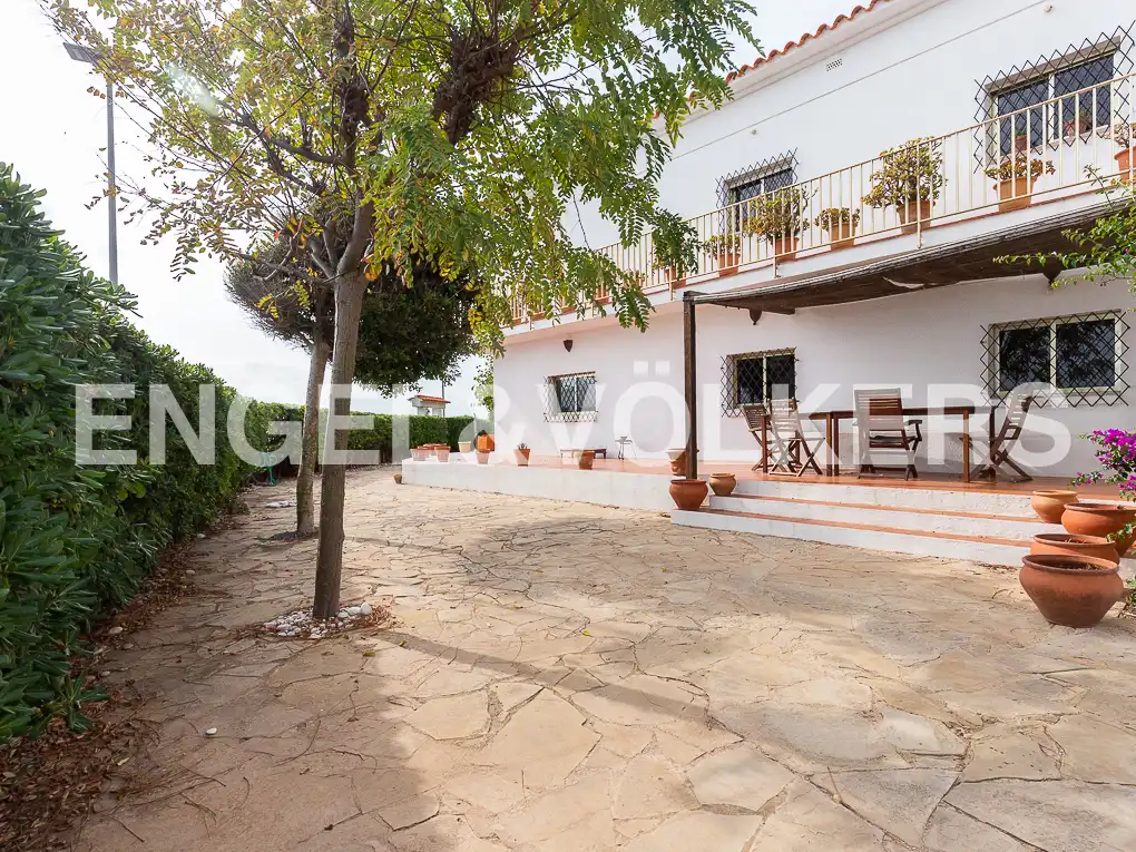 Vista exterior de Casa o xalet en venda en Vinaròs amb Calefacció, Jardí privat i Terrassa