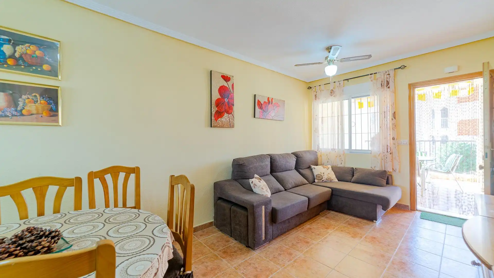 Sala d'estar de Casa o xalet en venda en Orihuela amb Jardí privat, Terrassa i Piscina