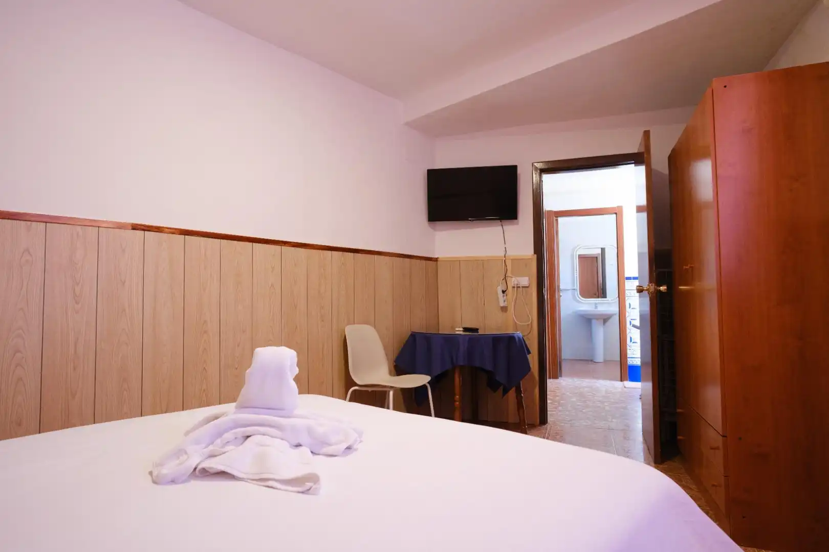 Dormitori de Casa adosada en venda en Teba amb Aire condicionat, Jardí privat i Piscina