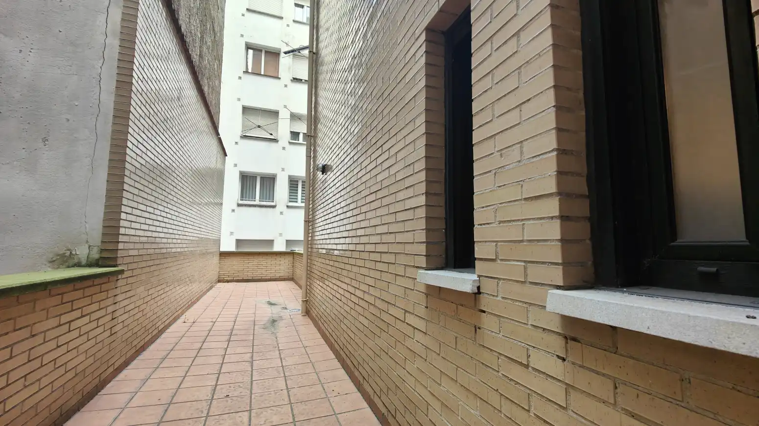 Außenansicht von Wohnung zum Verkauf in Gijón  mit Heizung, Terrasse und Abstellraum