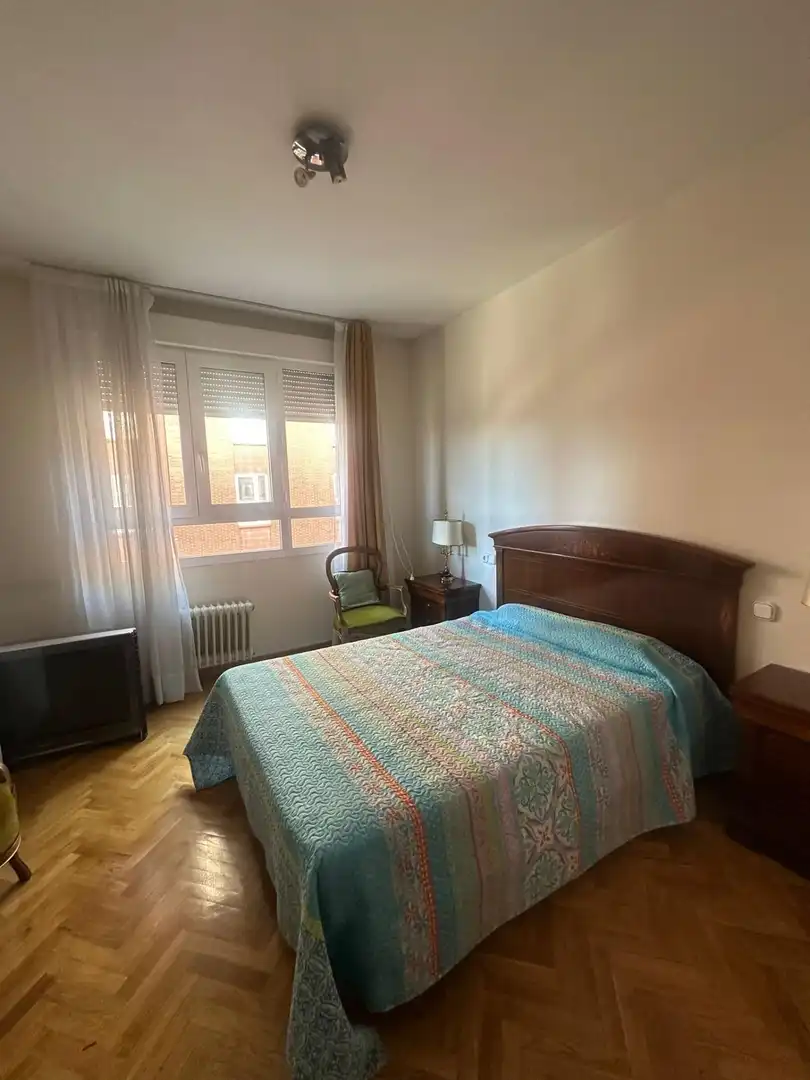 Habitación de Piso en venta en León Capital  con Calefacción, Terraza y TV