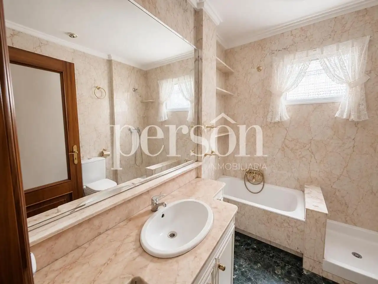 Baño de Piso en venta en Valencia con Aire acondicionado, Terraza y Amueblado