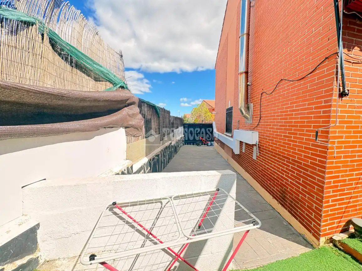 Vista exterior de Casa adosada en venta en Loeches