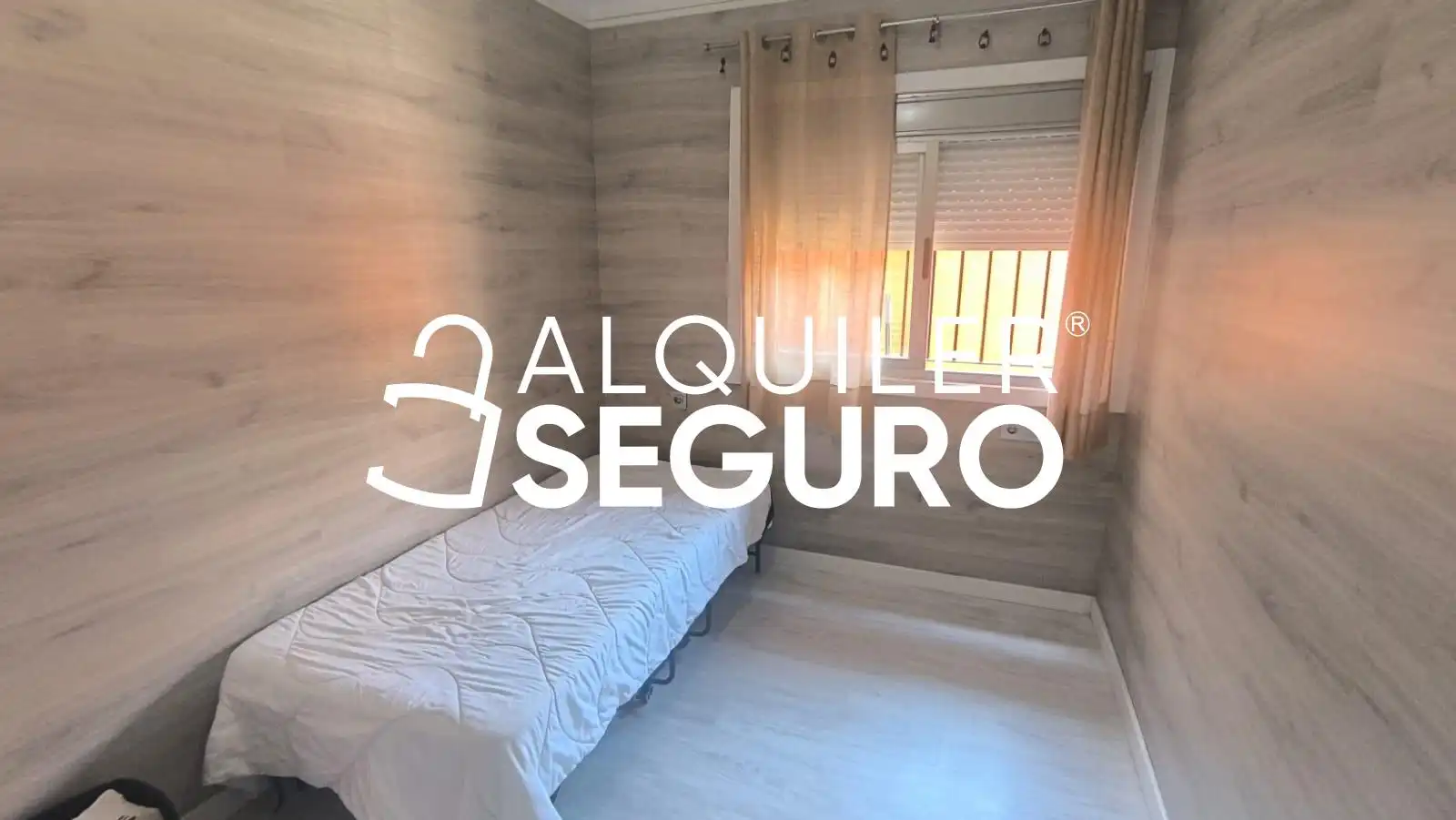 Bedroom of Flat for rent in Sevilla  with Air Conditioner and Furnished