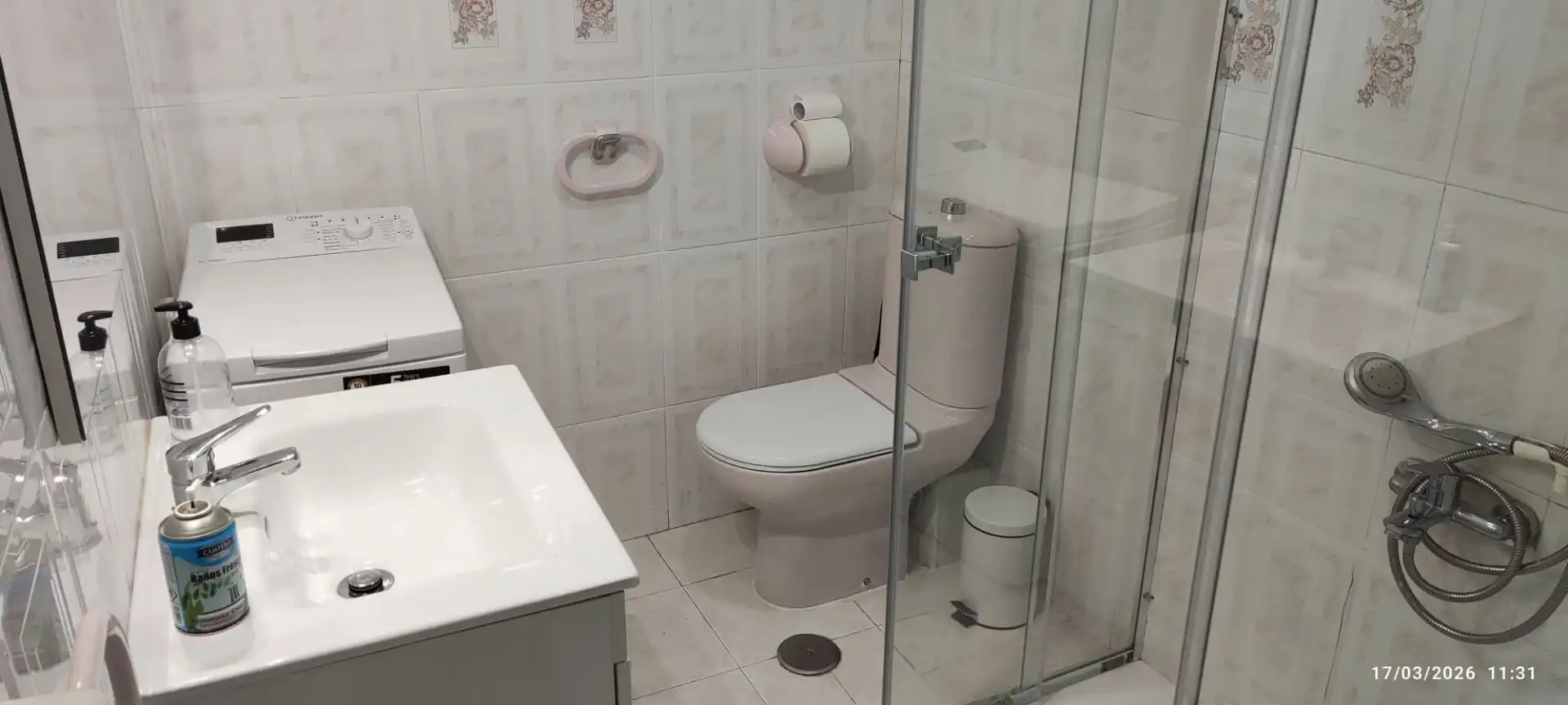 Baño de Apartamento de alquiler en Torremolinos con Aire acondicionado, Amueblado y Microondas