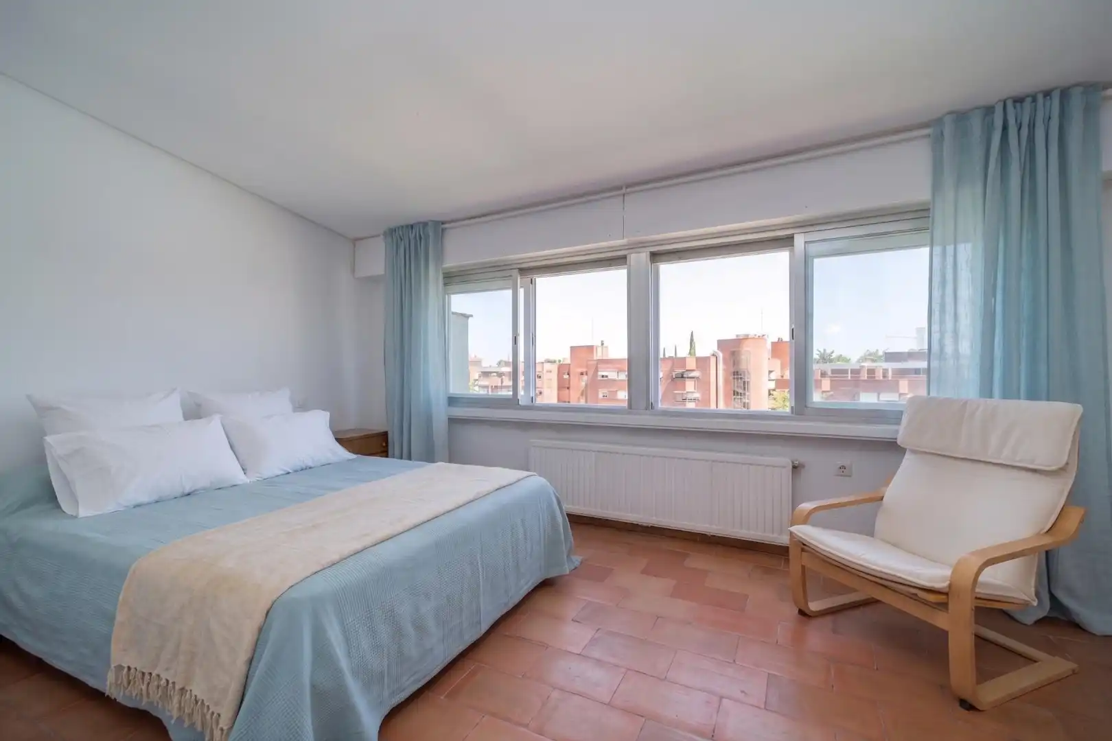 Habitación de Casa adosada en venta en Pozuelo de Alarcón con Aire acondicionado, Calefacción y Jardín privado