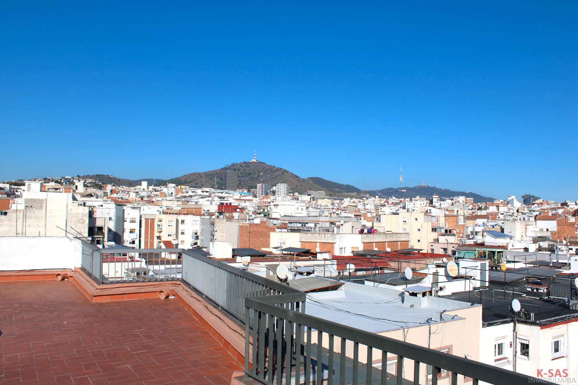 Vista exterior de Dúplex en venda en L'Hospitalet de Llobregat amb Aire condicionat, Calefacció i Terrassa