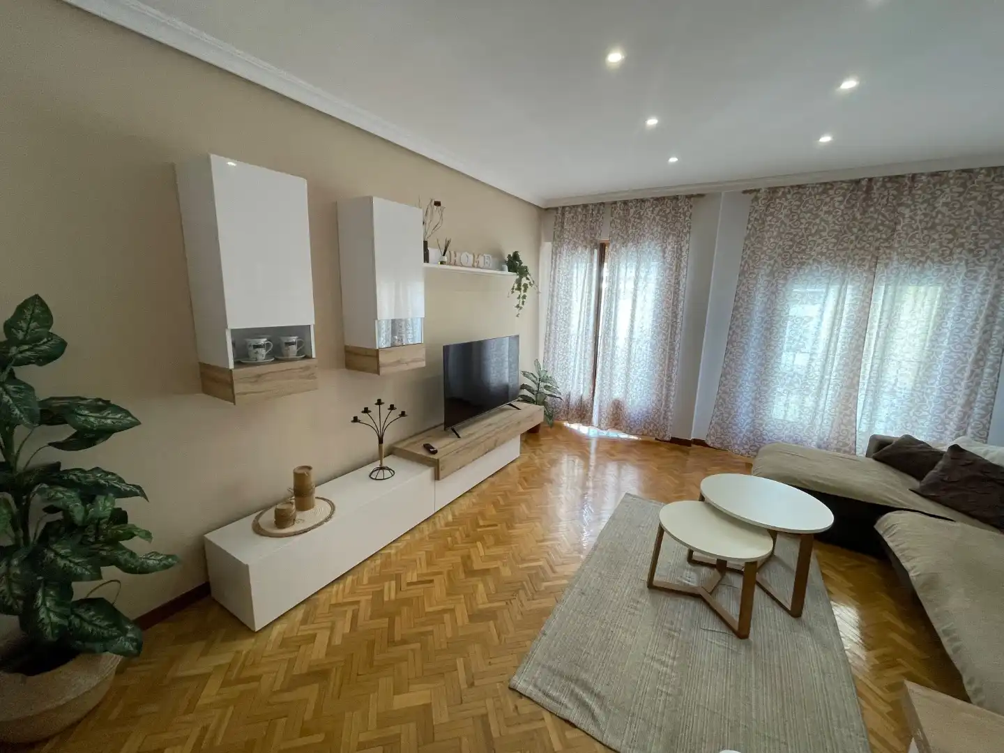 Sala de estar de Piso de alquiler en Cuenca con Calefacción, Parquet y Terraza