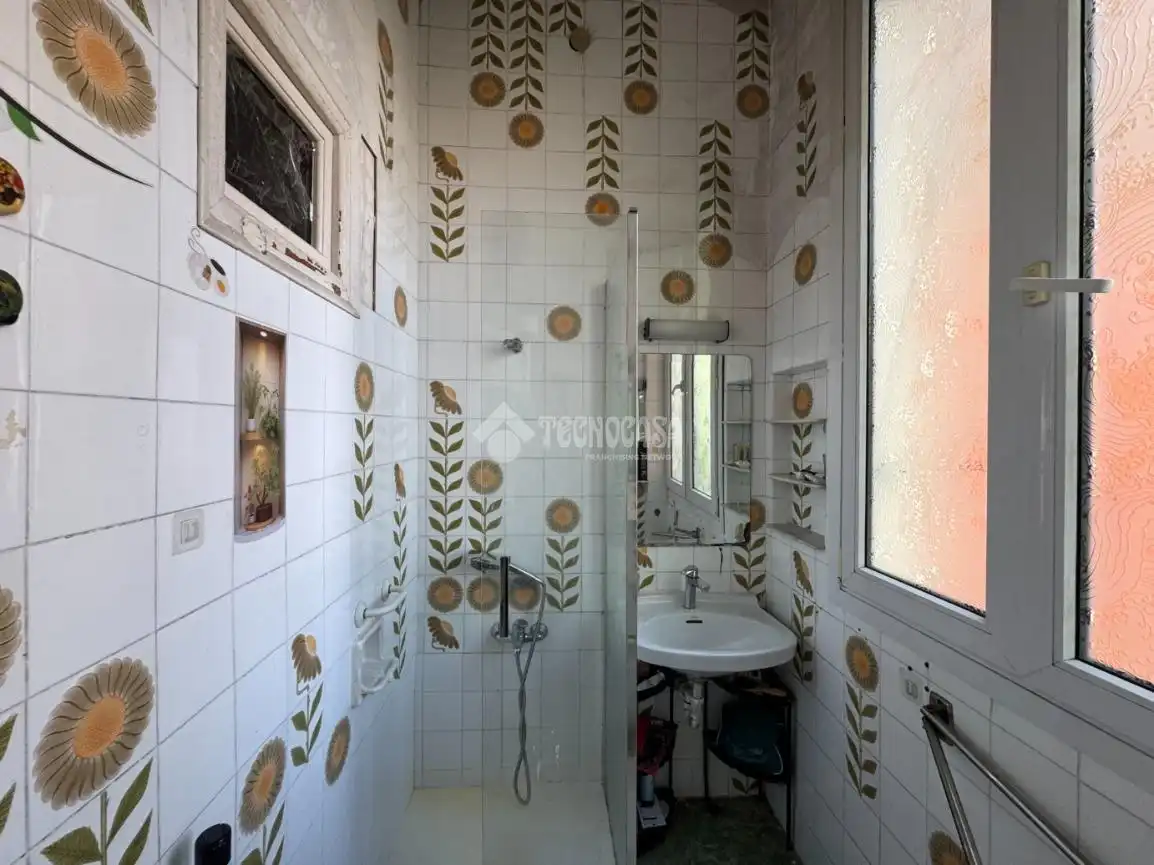 Badezimmer von Wohnung zum Verkauf in Barcelona mit Abstellraum und Balkon