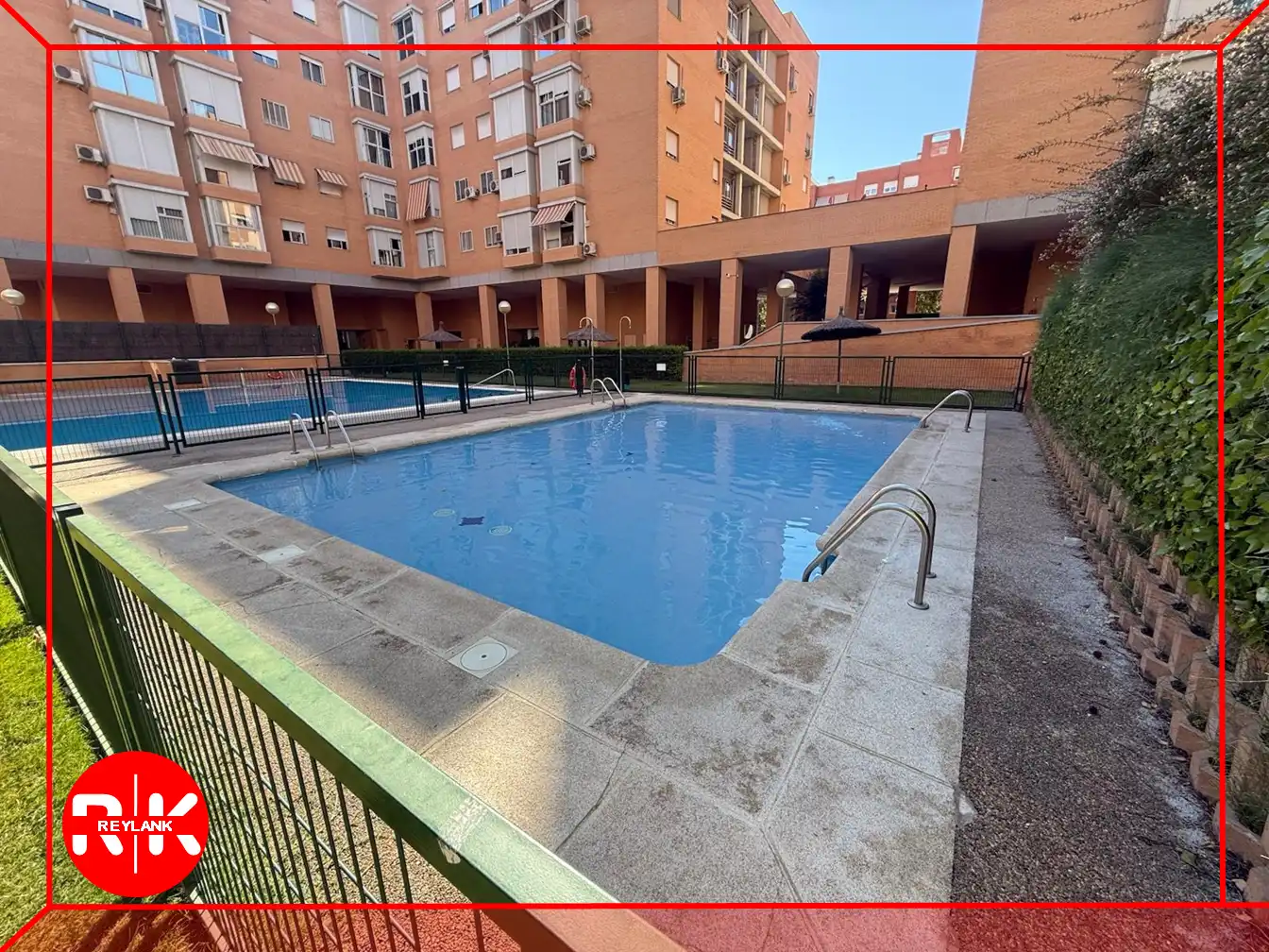 Piscina de Piso de alquiler en Madrid con Aire acondicionado, Calefacción y Trastero