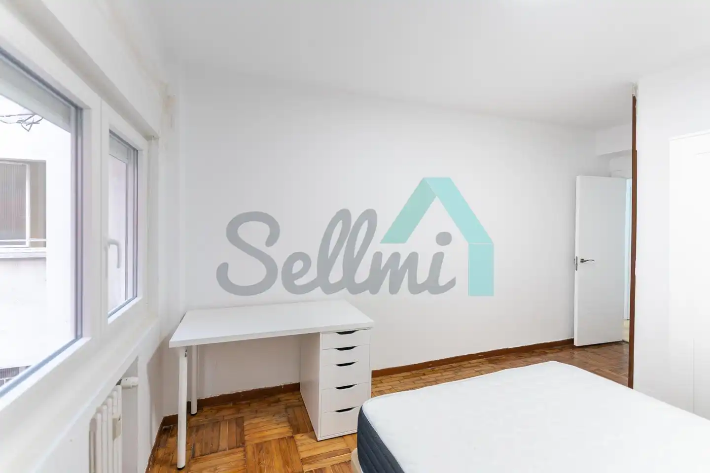 Bedroom of Flat for rent in Oviedo   with Heating, Parquet flooring and Furnished