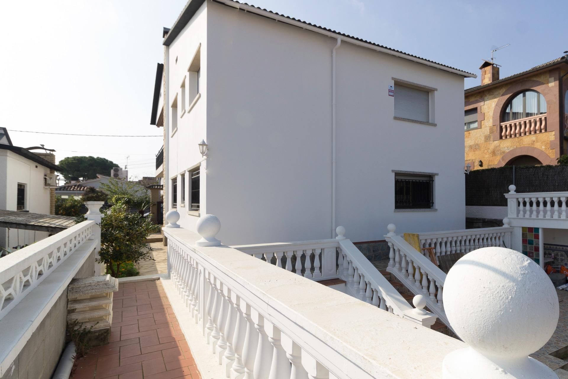 Vista exterior de Casa o xalet en venda en Viladecans amb Jardí privat, Balcó i Alarma