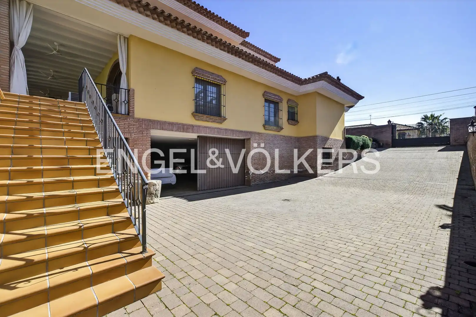 Vista exterior de Casa o xalet en venda en Montequinto amb Calefacció