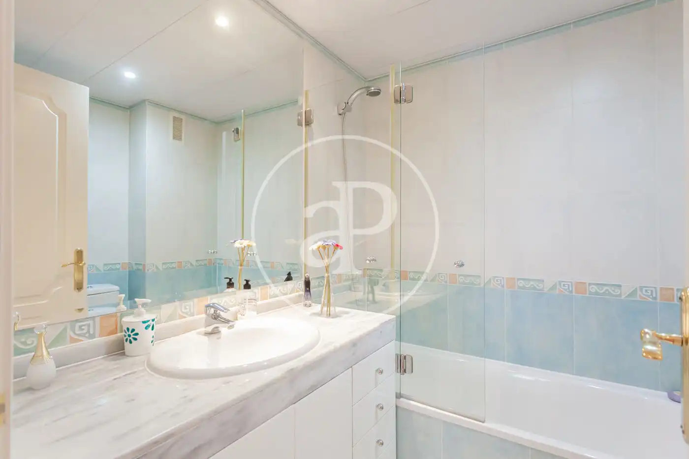 Badezimmer von Wohnung zum Verkauf in Majadahonda mit Klimaanlage, Heizung und Privatgarten