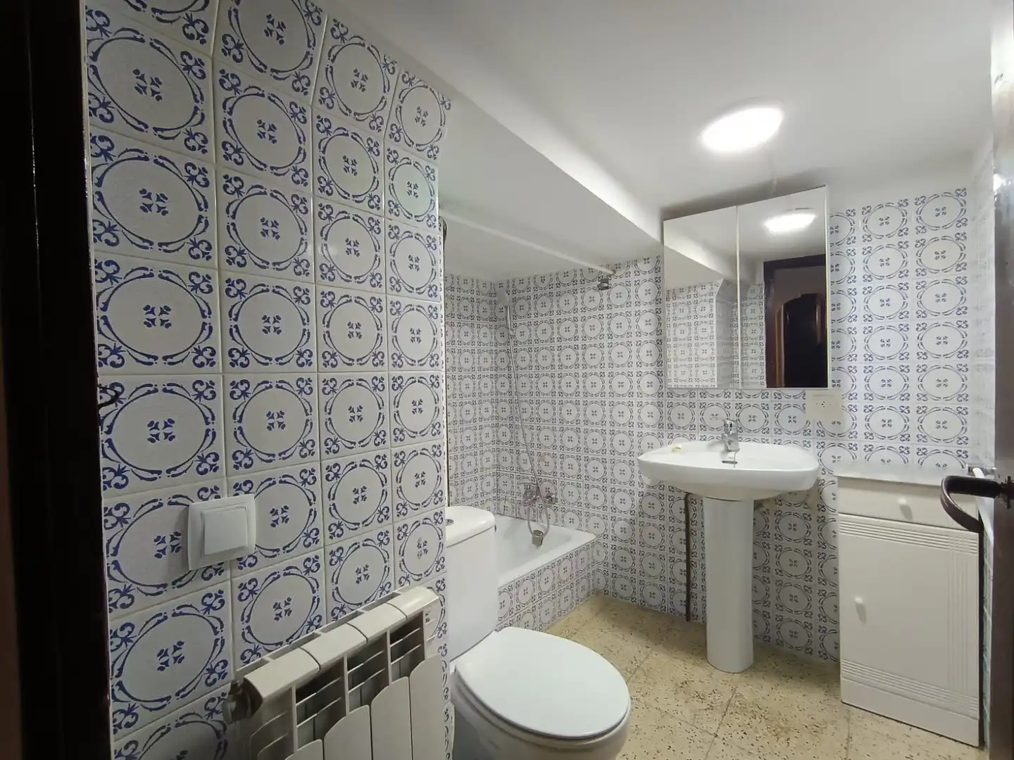 Baño de Finca rústica en venta en Colungo con Calefacción, Terraza y Trastero