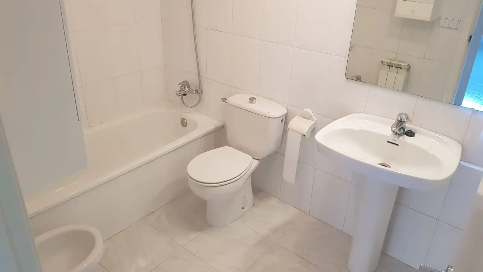 Baño de Piso en venta en Girona con Calefacción, Terraza y Horno
