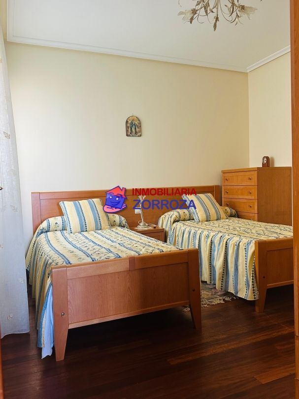 Dormitori de Pis en venda en Castro-Urdiales amb Calefacció, Jardí privat i Piscina